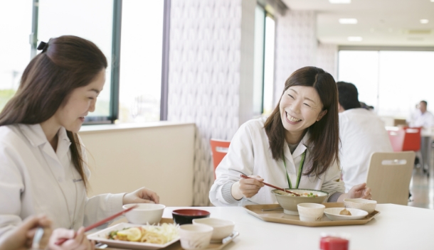 4つのメニューから選べる社員食堂
